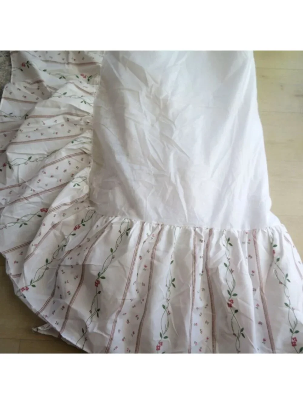 Vintage King Size White Floral Strip Ruffled Bed Skirt 13